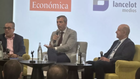 Antonio Salazar, Manuel Domínguez y Pedro Ortega, en las jornadas sobre la economía canaria en Lanzarote