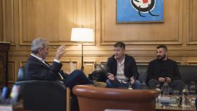 El alcalde de Barcelona, Jaume Collboni, con Manolo Soria y Luca Farina, de Matinée Group