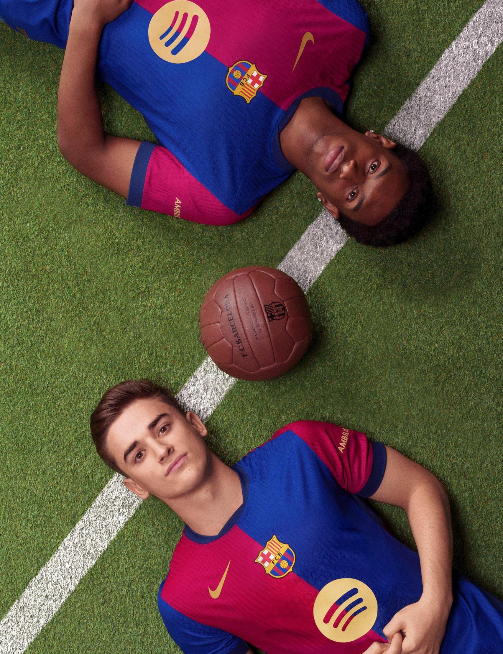 Gavi y Balde, en el anuncio oficial de la nueva camiseta del Barça
