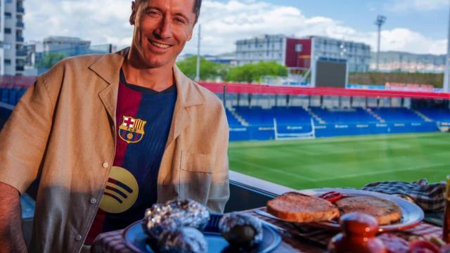 Lewandowski presenta la nueva camiseta del Barça, con una tradicional comida catalana