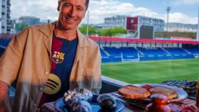Lewandowski presenta la nueva camiseta del Barça, con una tradicional comida catalana