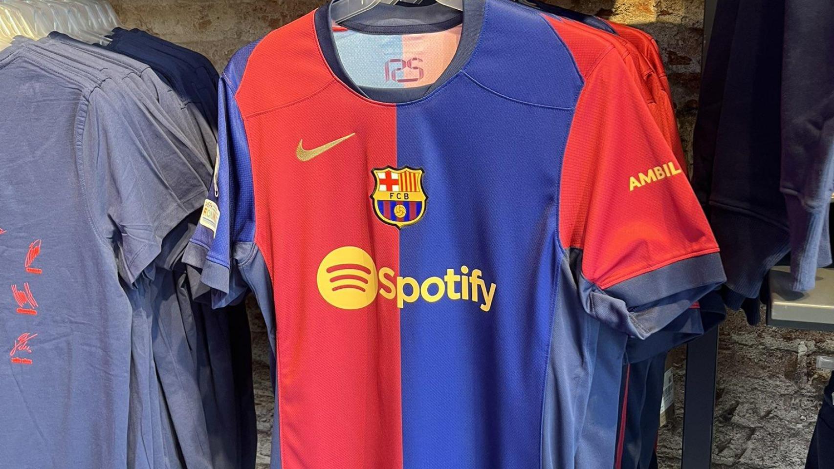 El Barça pone a la venta las nuevas camisetas en la tienda de Passeig de Gràcia (2)