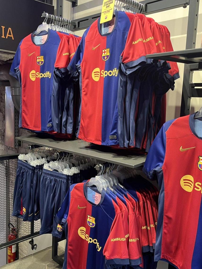 El Barça pone a la venta las nuevas camisetas en la tienda de Passeig de Gràcia