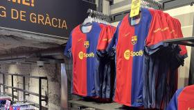 El Barça pone a la venta las nuevas camisetas en la tienda de Passeig de Gràcia
