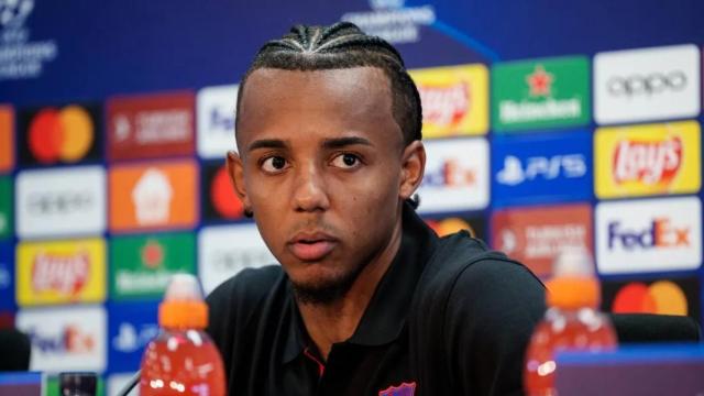 Jules Koundé, en una rueda de prensa del Barça