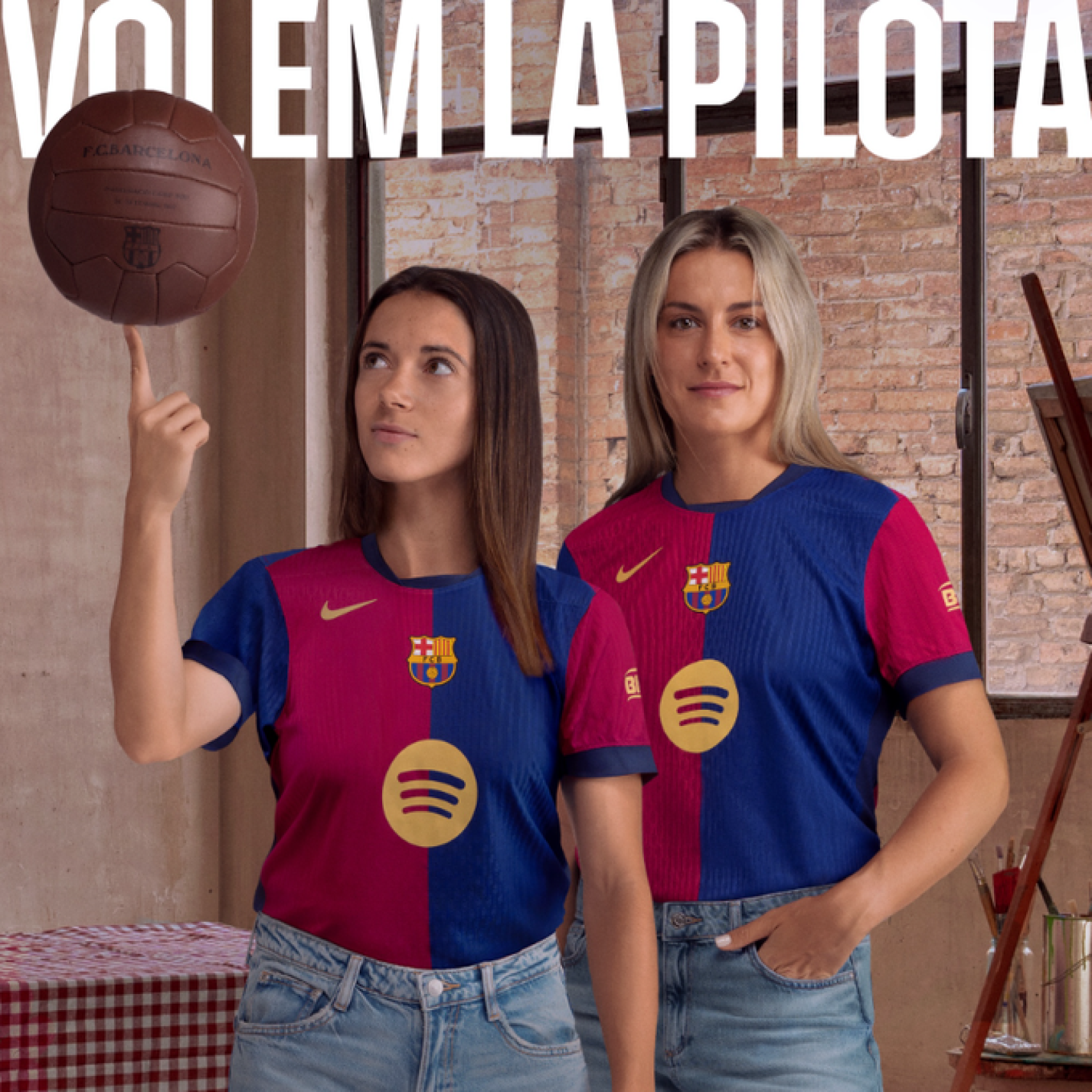 Aitana Bonmatí y Alexia Putellas presentan la nueva camiseta del Barça