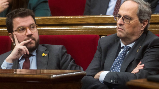 El expresidente de la Generalitat, Quim Torra (d), con su entonces vicepresidente y actual presidente en funciones, Pere Aragonès (i)