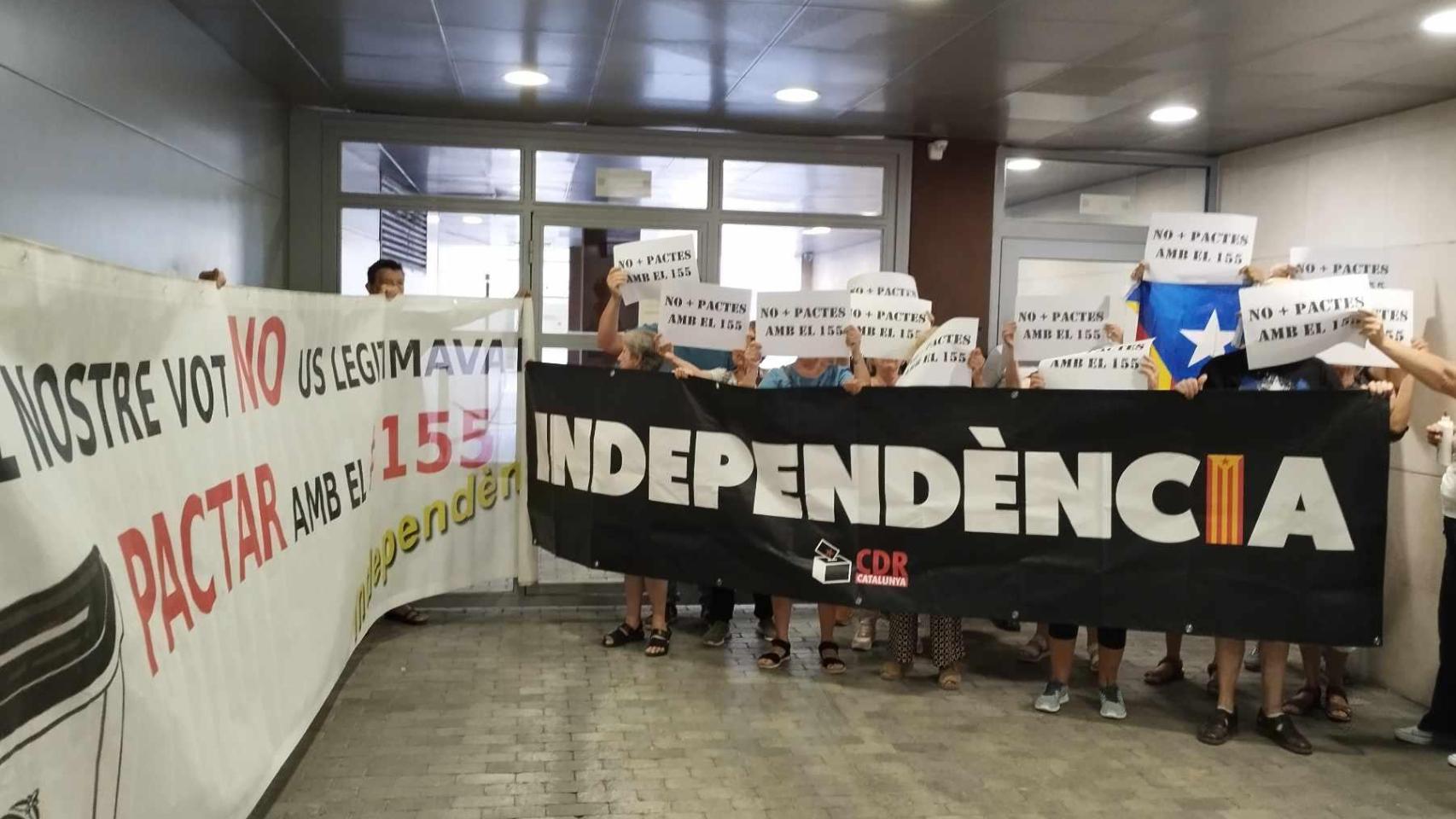 Protesta de CDR en el interior de la sede de ERC en Barcelona