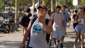 Un hombre se come un helado para combatir el calor en pleno verano
