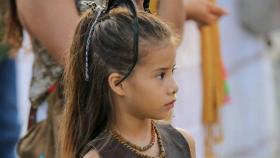 Una  niña con  un traje indígena | PEXELS