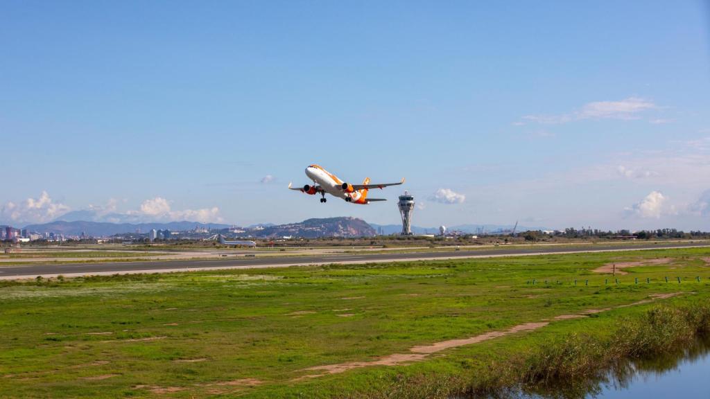 Un avión despega en el aeropuerto de El Prat