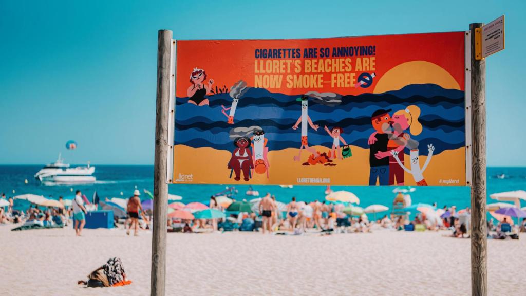 Cartel informativo en una playa de Lloret de Mar en el que se explica a los turistas la prohibición de fumar
