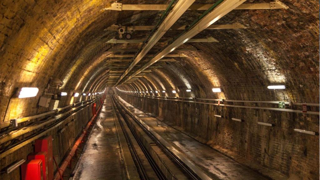 Tunel de una línea de metro