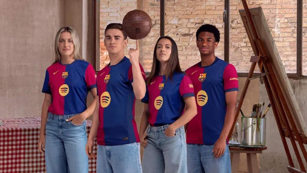 Alexia, Gavi, Aitana y Balde promocionan la nueva camiseta del Barça