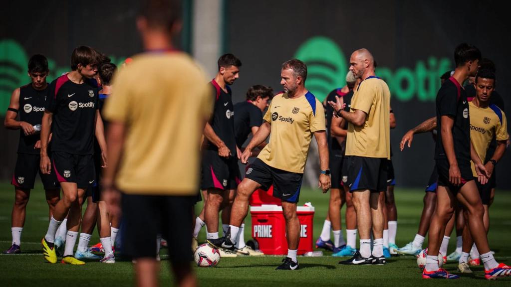 Hansi Flick dirige uno de los entrenamiento del Barça 2024-25