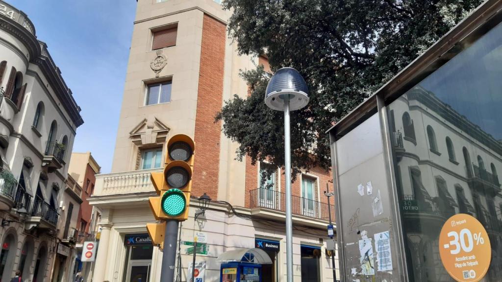 Sistema de monitorización ambiental de SIARQ instalado en una calle de Sant Cugat