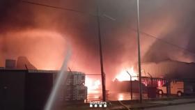 Incendio en un polígono industrial de Can Humet, en Polinyà (Barcelona)