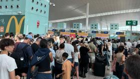 Cola en los mostradores de facturación del aeropuerto de El Prat para realizar el check in de manera manual