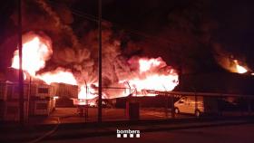 Incendio en un polígono industrial de Can Humet, en Polinyà (Barcelona)