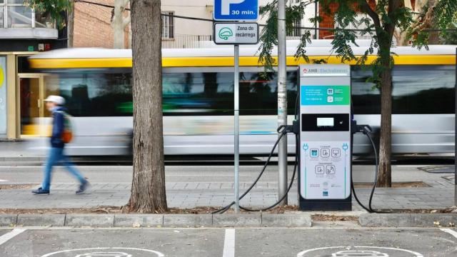 'Electrolinera', punto de recarga de vehículos eléctricos, en Sant Boi de Llobregat