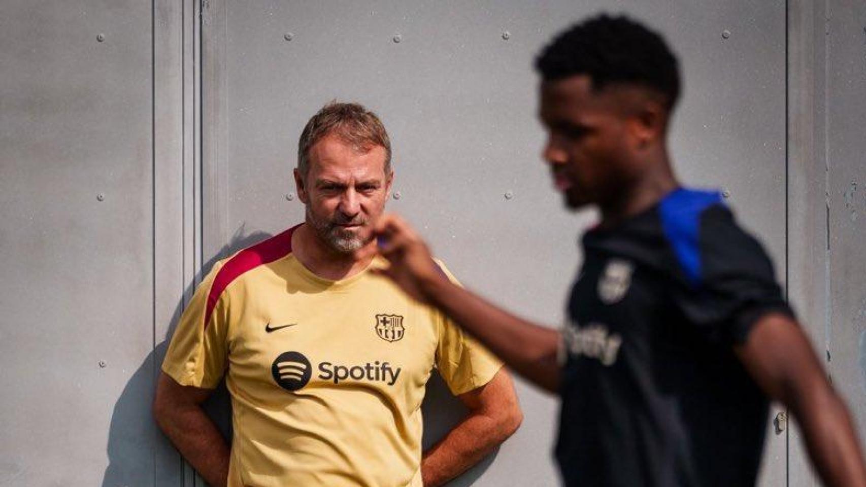 Hansi Flick observa atentamente a Ansu Fati en un entrenamiento del Barça