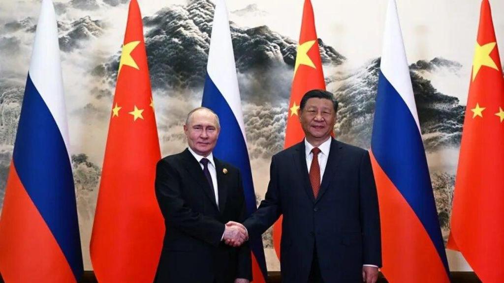 Imagen del encuentro entre Putin y el presidente chino, Xi Jinping, en Pekín en mayo de 2024