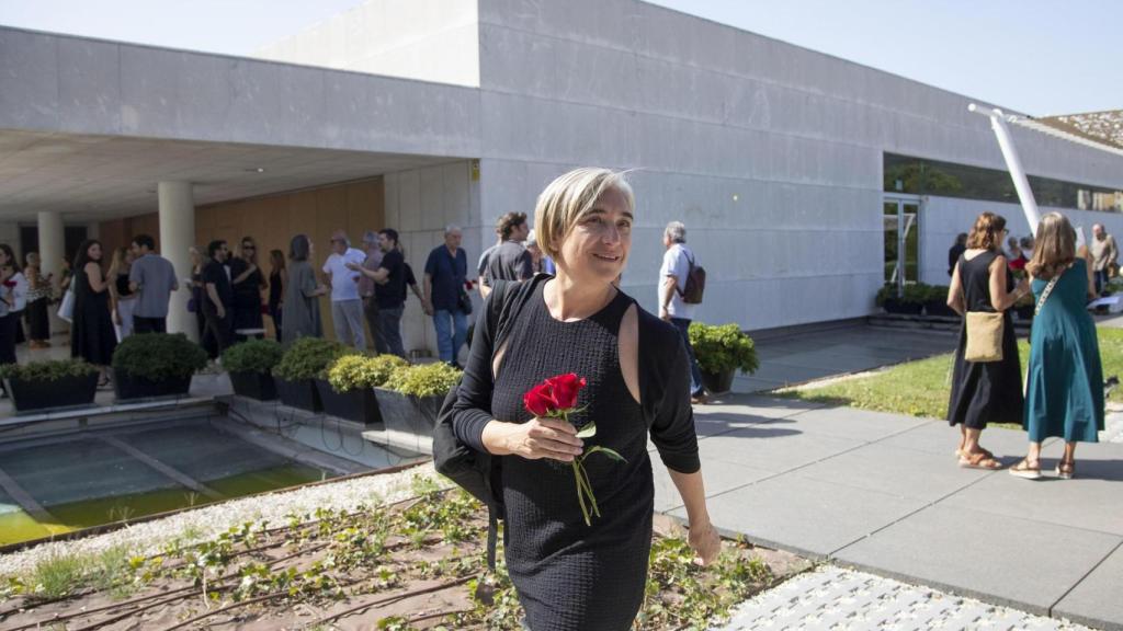 Ada Colau, líder de los Comunes, en el funeral de la escritora Rosa Regàs