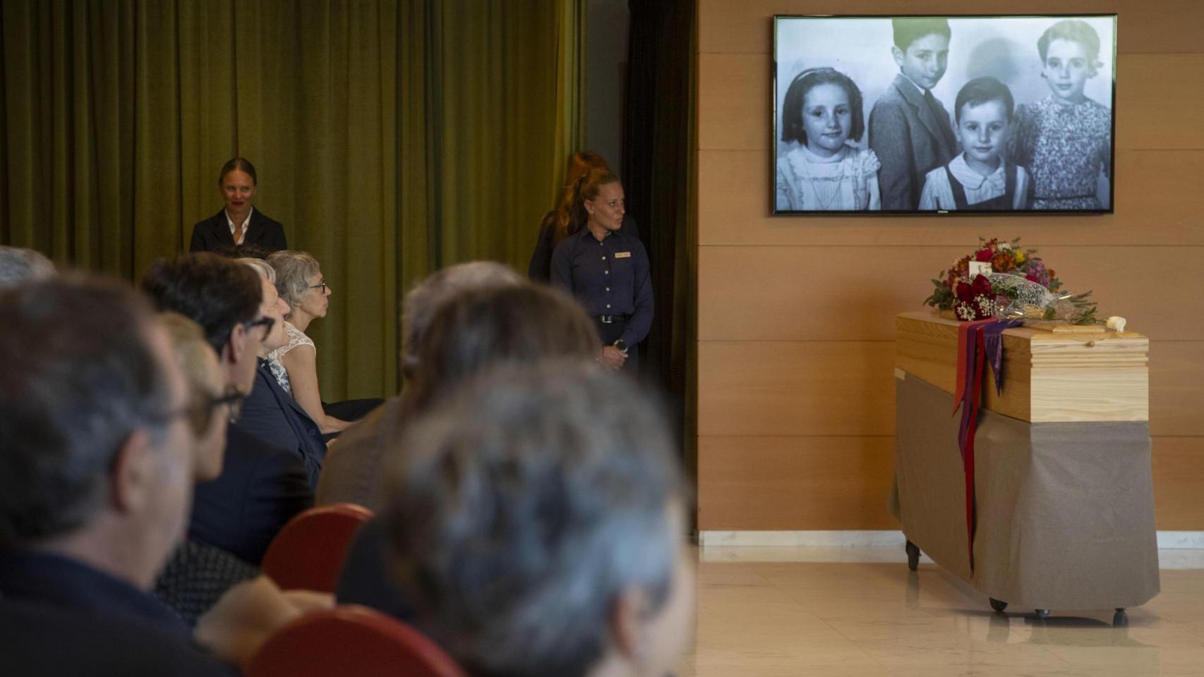 El féretro de Rosa Regàs y una pantalla con fotos familiares