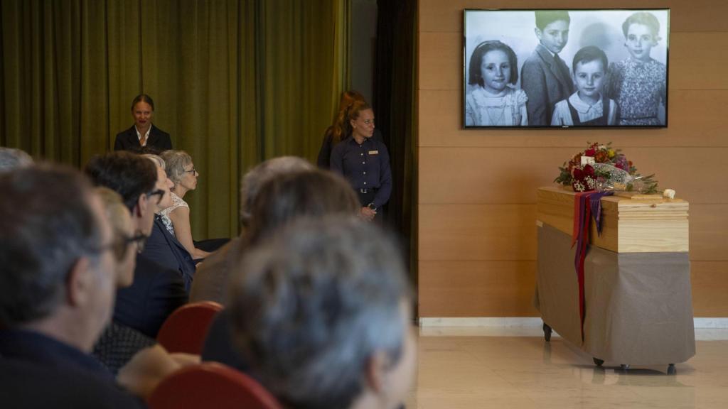 El féretro de Rosa Regàs y una pantalla con fotos familiares