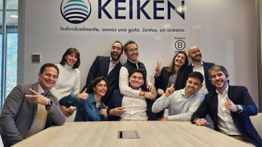 Fernando Portillo (i), CEO de Keiken Engineering, con su equipo