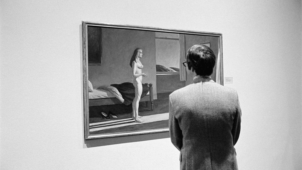 Instantánea tomada en el Museo Whitney de Nueva York, en 1980, ante la obra ‘Mujer al sol’ de Edward Hopper.