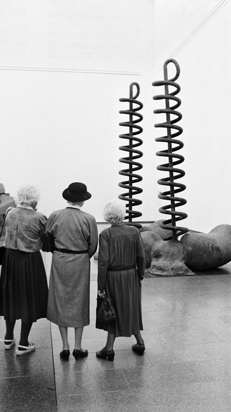 Varias mujeres observan una escultura de Tony Cragg expuesta en Dusseldorf, en 1989.