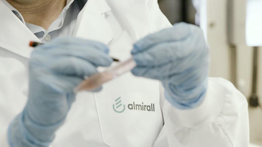 Una farmacéutica trabaja en un laboratorio de Almirall