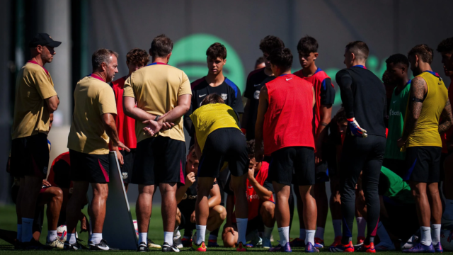 Hansi Flick dirige a los jugadores del Barça en las primeras semanas de pretemporada