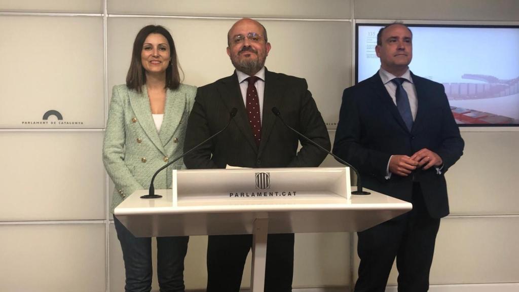 El líder del PP Alejandro Fernández, junto a los diputados Lorena Roldán y Daniel Serrano.