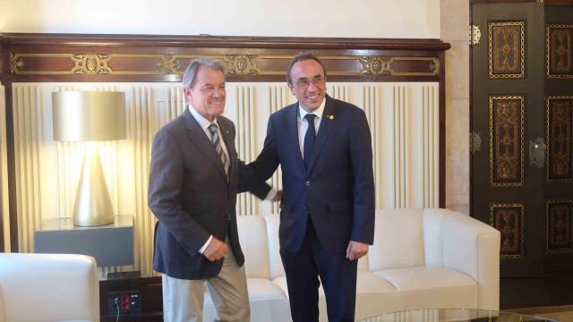El nuevo presidente del Parlament, Josep Rull, recibiendo al expresidente de la Generalitat Artur Mas