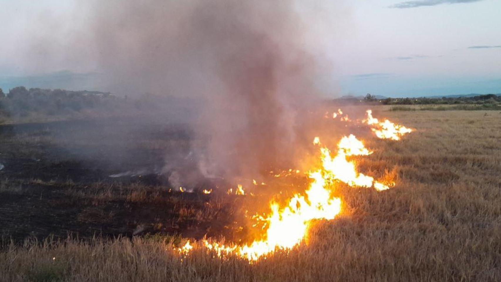 Incendio de hierba seca en Peralada, durante la verbena de San Juan