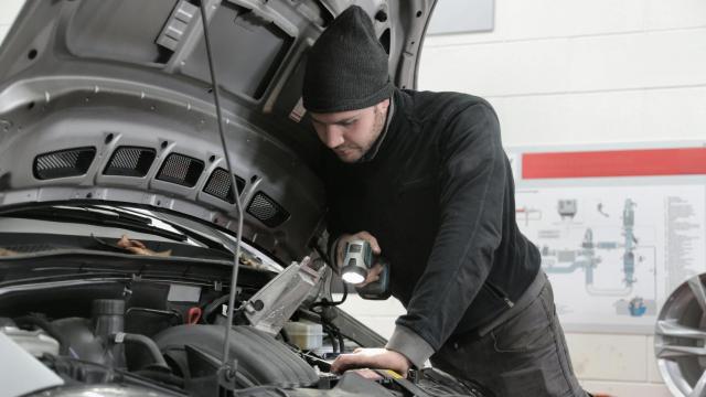 Mecánico arreglando un coche