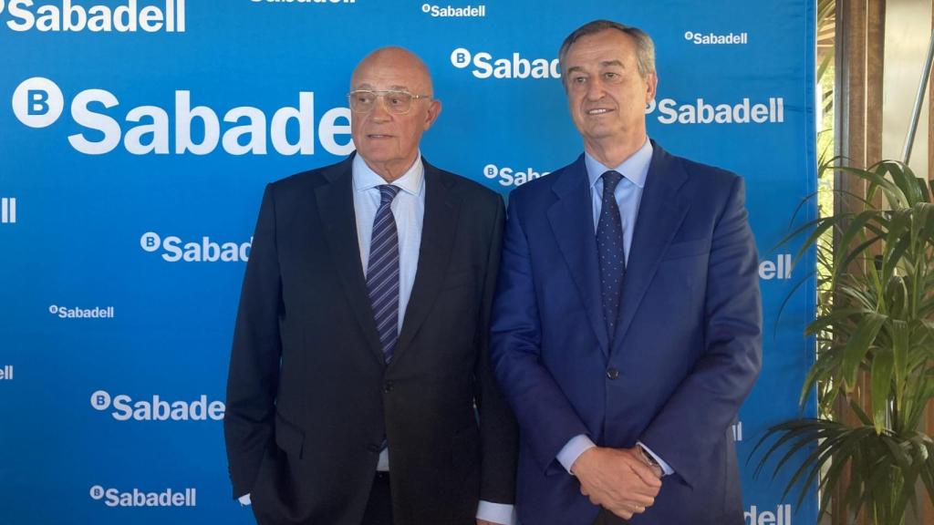 El presidente de Banco Sabadell, Josep Oliu (i), y el CEO de la entidad, César González-Bueno (d)