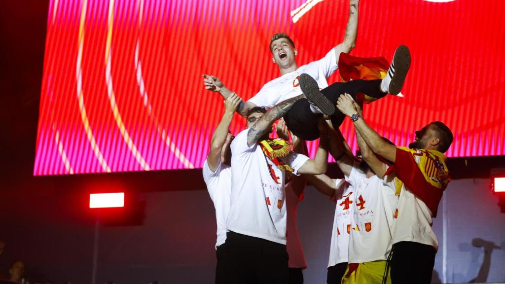 Varios jugadores de la selección española mantean a Álvaro Morata en la celebración de Cibeles