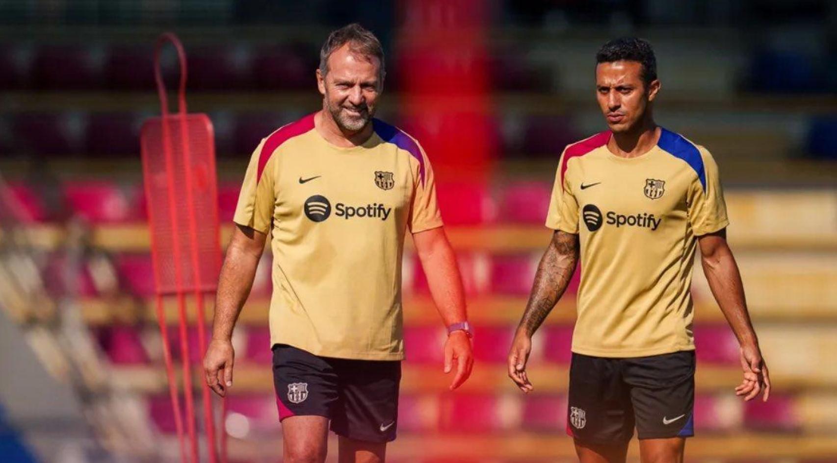 Hansi Flick y Thiago Alcántara, en un entrenamiento del Barça