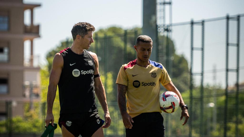 Robert Lewandowski y Thiago Alcántara charlan durante un entrenamiento del Barça