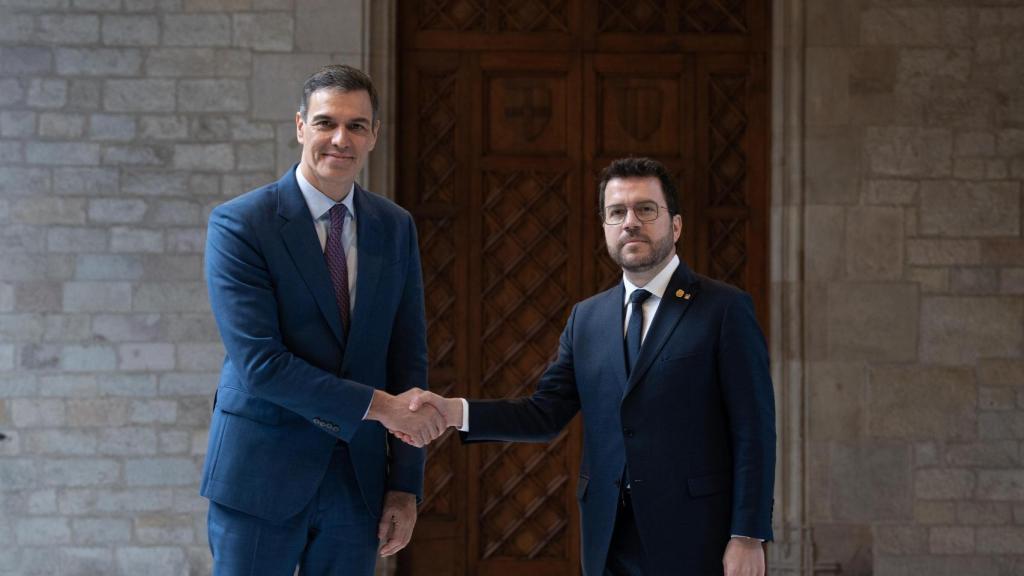 El presidente del Gobierno, Pedro Sánchez, y el presidente de la Generalitat en funciones, Pere Aragonès