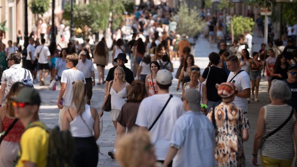 Decenas de personas caminando por el centro de Barcelona