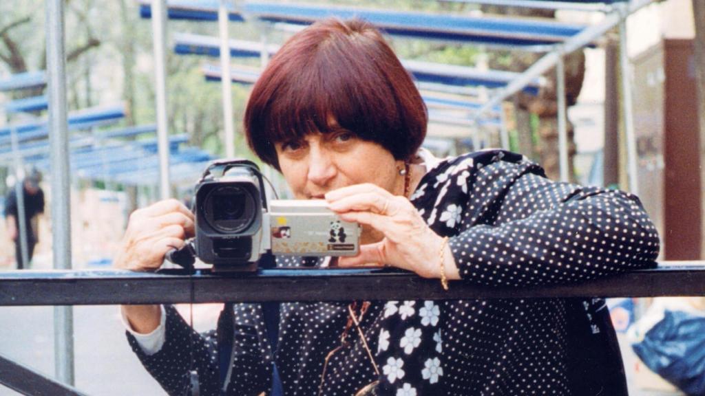 Agnès Varda durante el rodaje de 'Los espigadores y la espigadora'