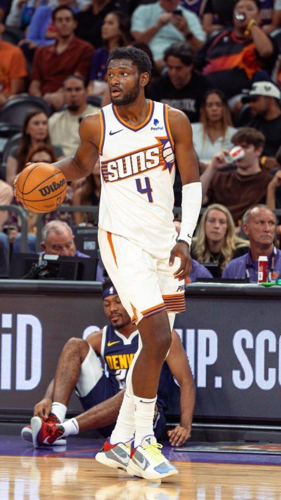 Chimezie Metu, en un partido con los Phoenix Suns