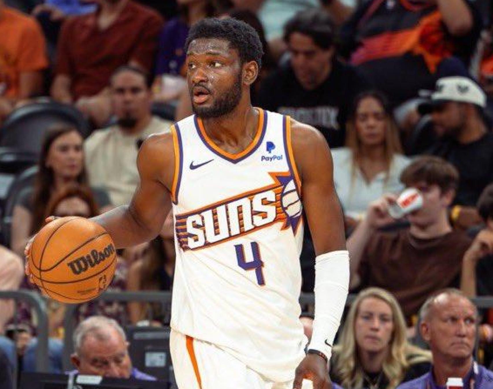 Chimezie Metu, en un partido con los Phoenix Suns