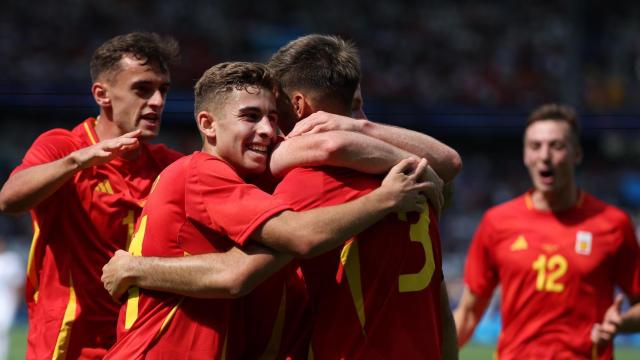 La selección española celebra la victoria en el debut de los Juegos Olímpicos