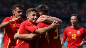 La selección española celebra la victoria en el debut de los Juegos Olímpicos