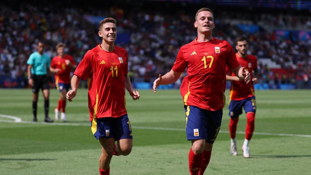 Sergio Gómez festeja el gol de la victoria de España contra Uzbekistán
